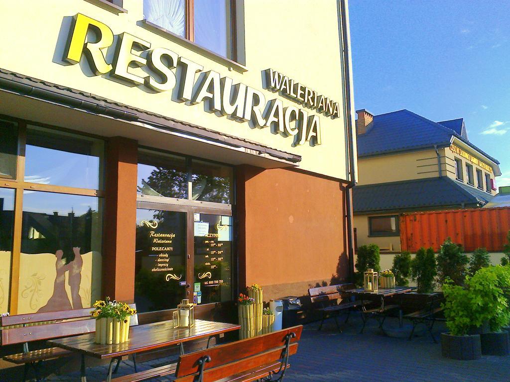 Hotel Grochowski Лукув Экстерьер фото